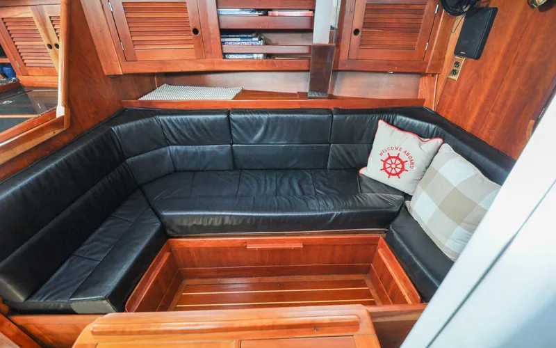 Diamond Yacht Photos Pics Tartan 4100 - Diamond - Salon - Port Settee