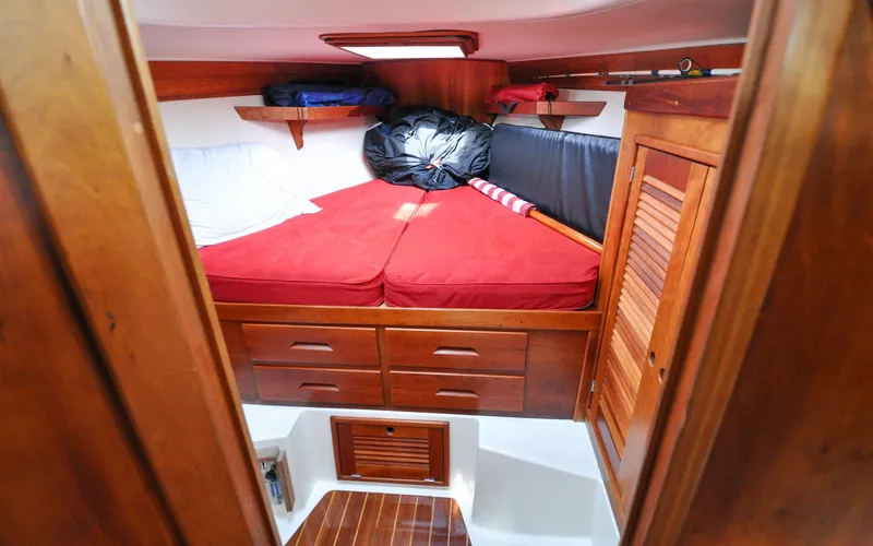 Diamond Yacht Photos Pics Tartan 4100 - Diamond - Forward Cabin