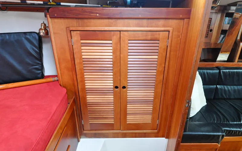 Diamond Yacht Photos Pics Tartan 4100 - Diamond - Forward Cabin - Storage Locker