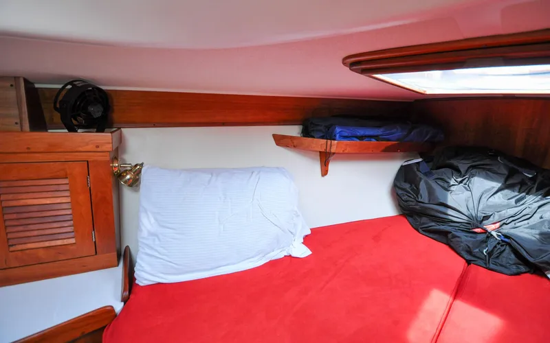 Diamond Yacht Photos Pics Tartan 4100 - Diamond - Forward Cabin