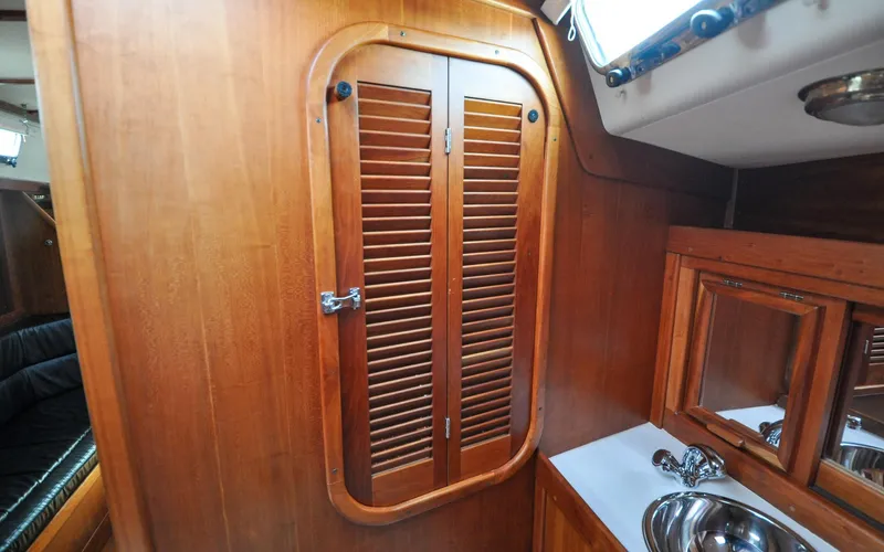 Diamond Yacht Photos Pics Tartan 4100 - Diamond - Forward Cabin - Opening to Salon