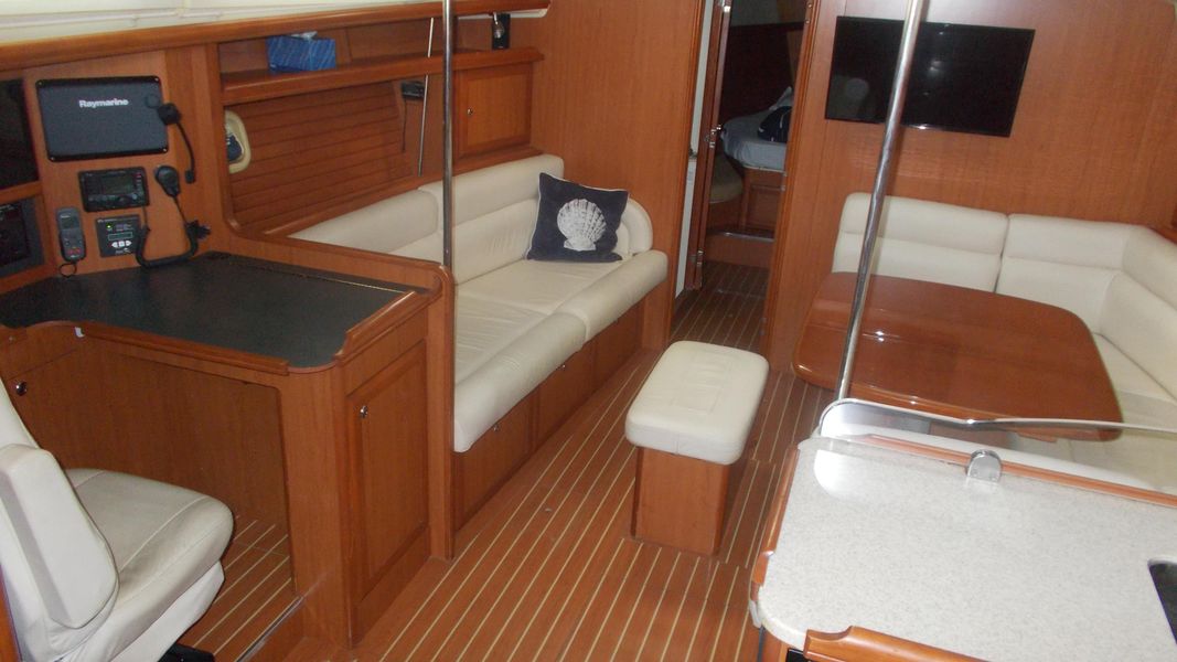 2009 Hunter 49