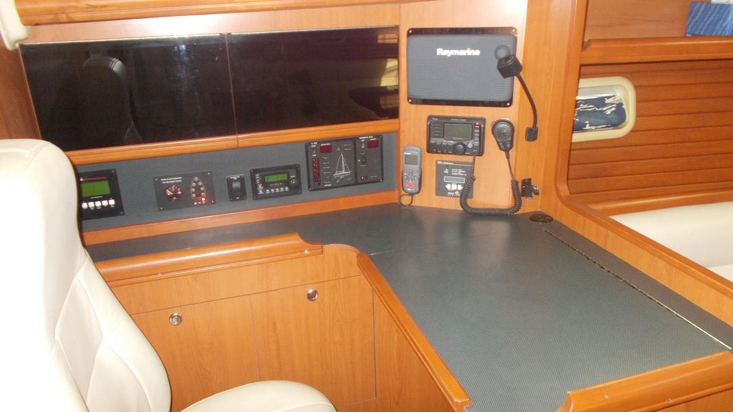2009 Hunter 49