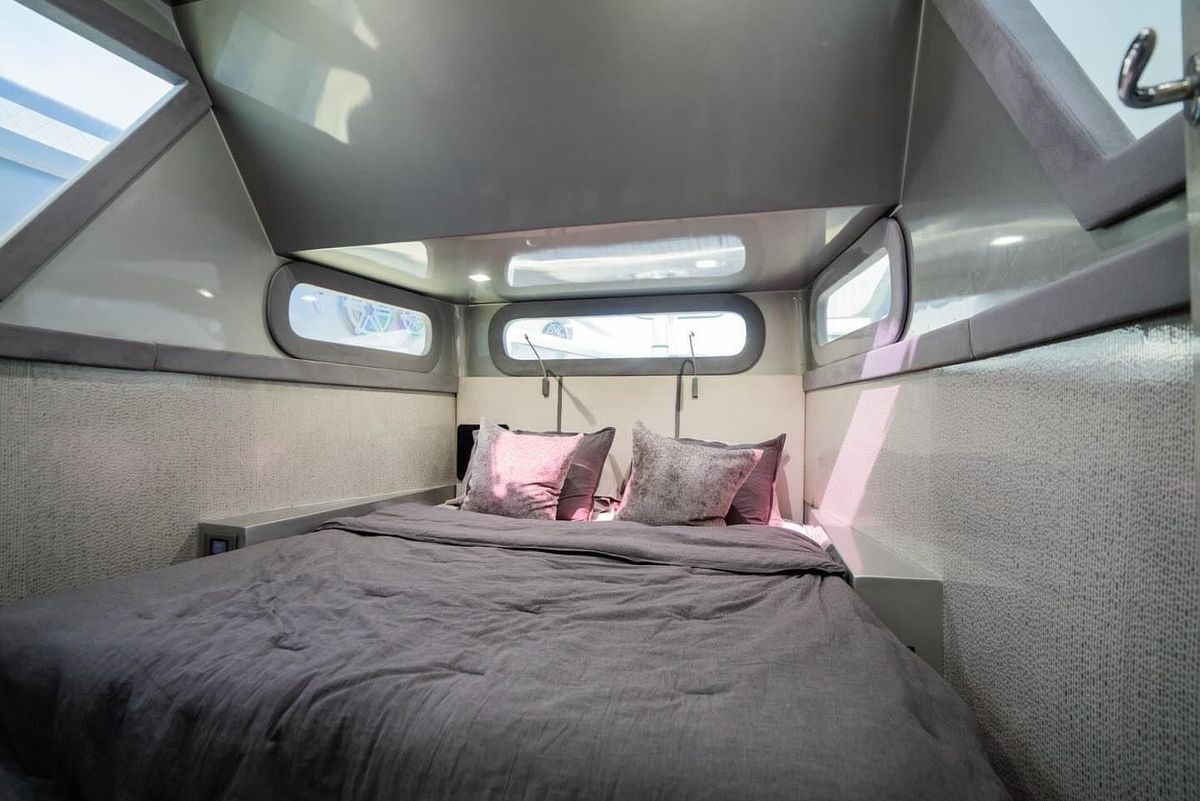 2019 Midnight Express 60 