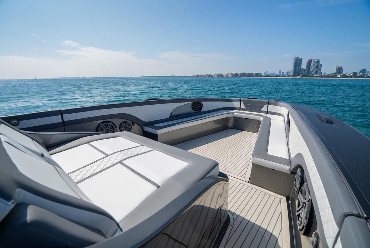 2019 Midnight Express 60 