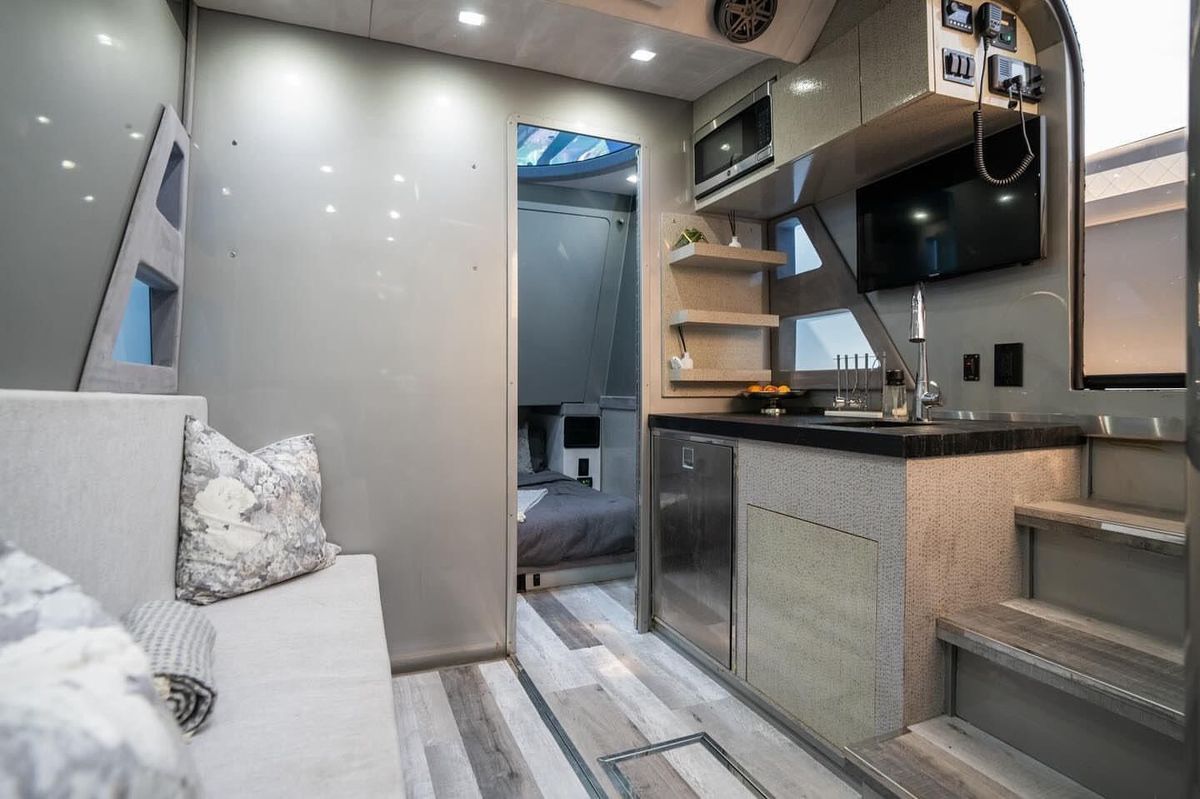 2019 Midnight Express 60 