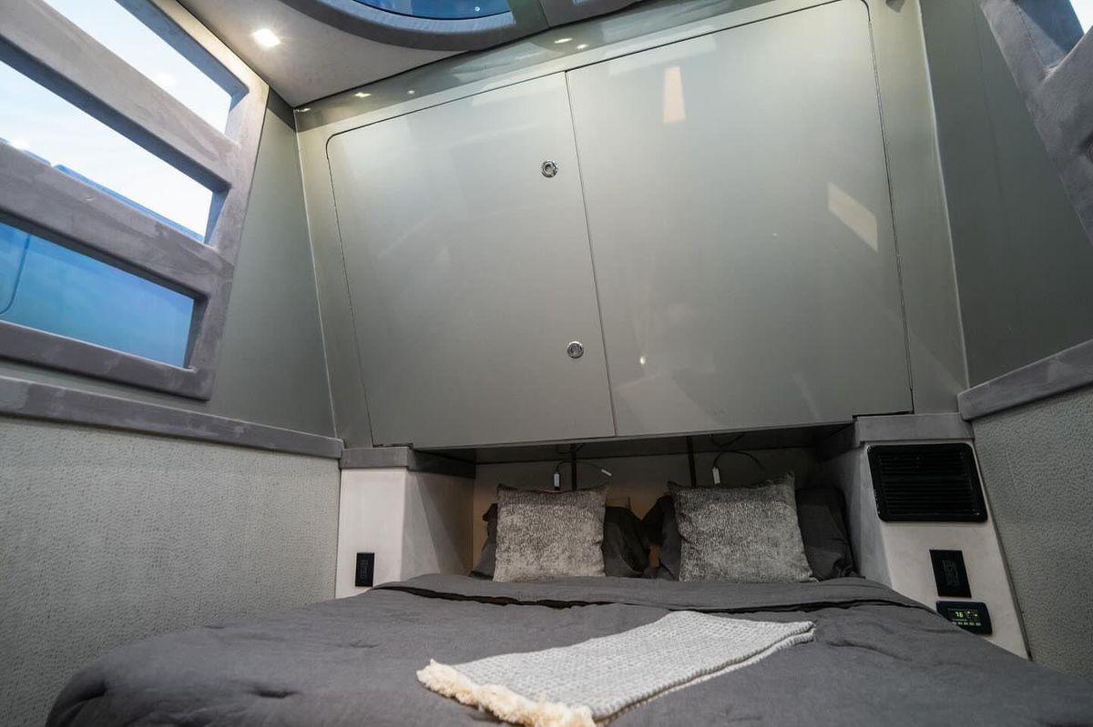 2019 Midnight Express 60 