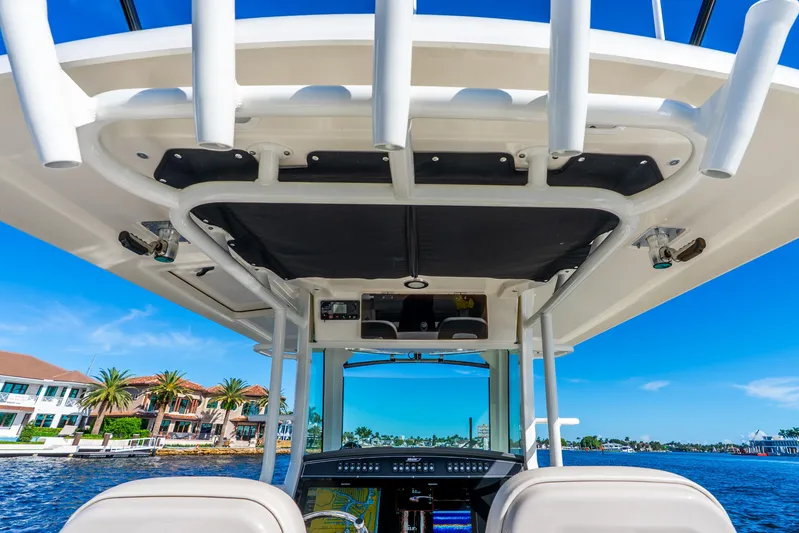 Bwce0715h122 Yacht Photos Pics 2022 Boston Whaler 330 Outrage boat interior with ocean view and clear blue sky.