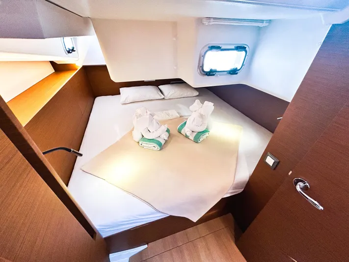 Rhythm & Blues Yacht Photos Pics 2024 Jeanneau Sun Odyssey 440 cabin with cozy bed and elegant decor.