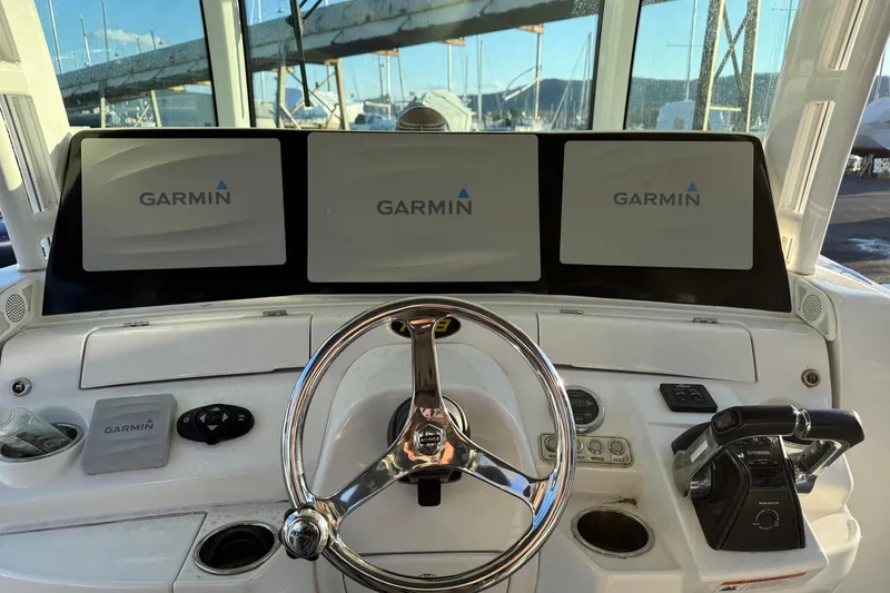 Fansea Pantz Yacht Photos Pics 2019 HCB 39 Speciale helm with Garmin displays and steering wheel.