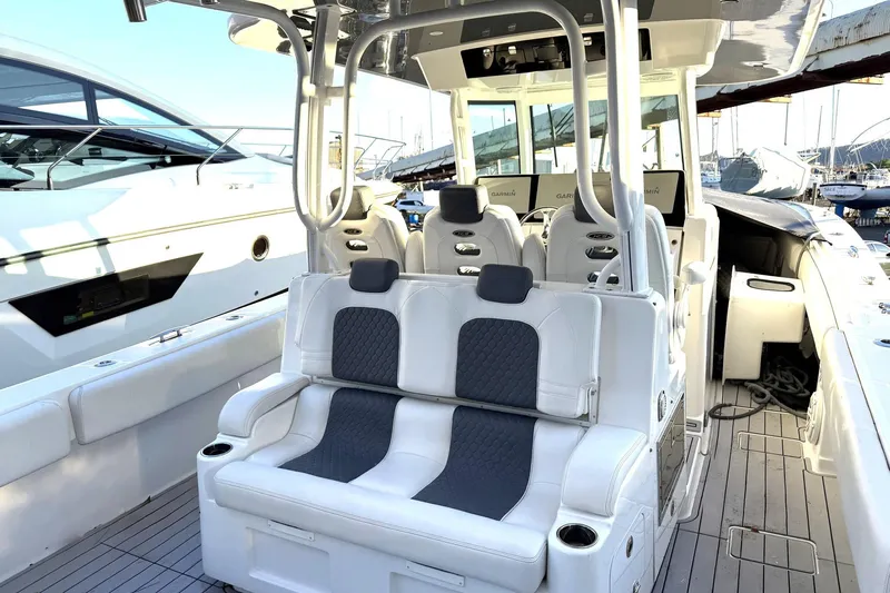 Fansea Pantz Yacht Photos Pics 2019 HCB 39 Speciale boat interior with luxurious seating and modern navigation equipment.