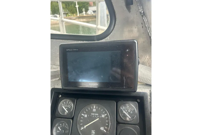 Gig Yacht Photos Pics Garmin GPSmap 741xs on Svendsen Marine Works SMW 38, 1994 model dashboard.