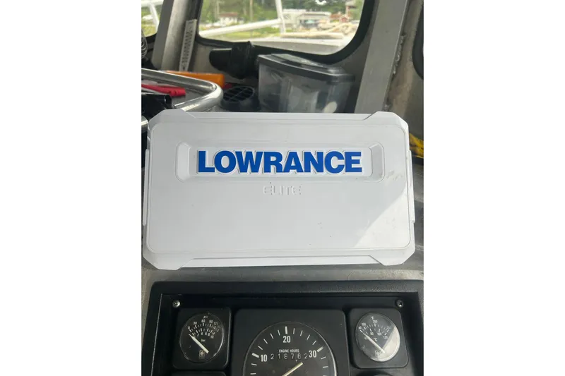 Gig Yacht Photos Pics Lowrance Elite device on Svendsen Marine Works SMW 38, 1994 model dashboard.
