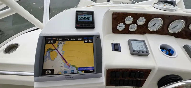  Yacht Photos Pics Helm of 2000 Silverton 453MY yacht with navigation and control instruments.