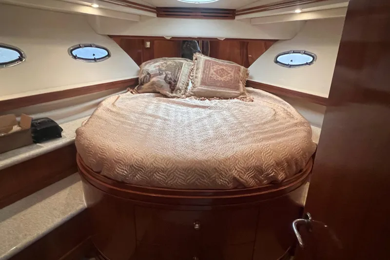 Betty Jean Yacht Photos Pics Luxurious bedroom interior of 2000 Carver 530 Voyager Pilothouse yacht.