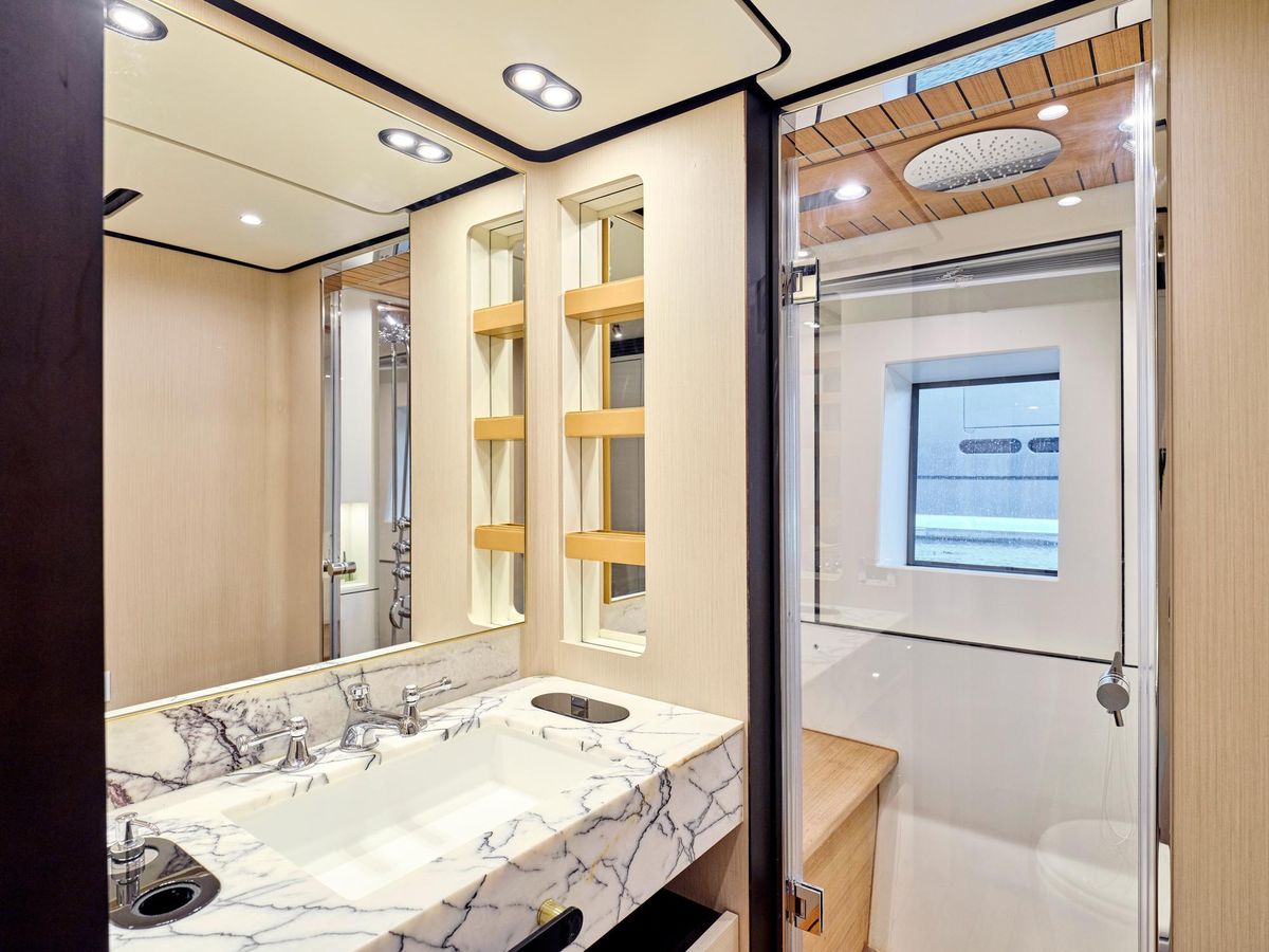 2019 Azimut 104 