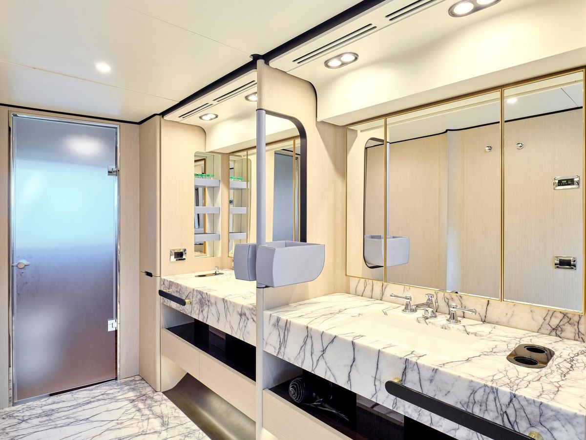 2019 Azimut 104 