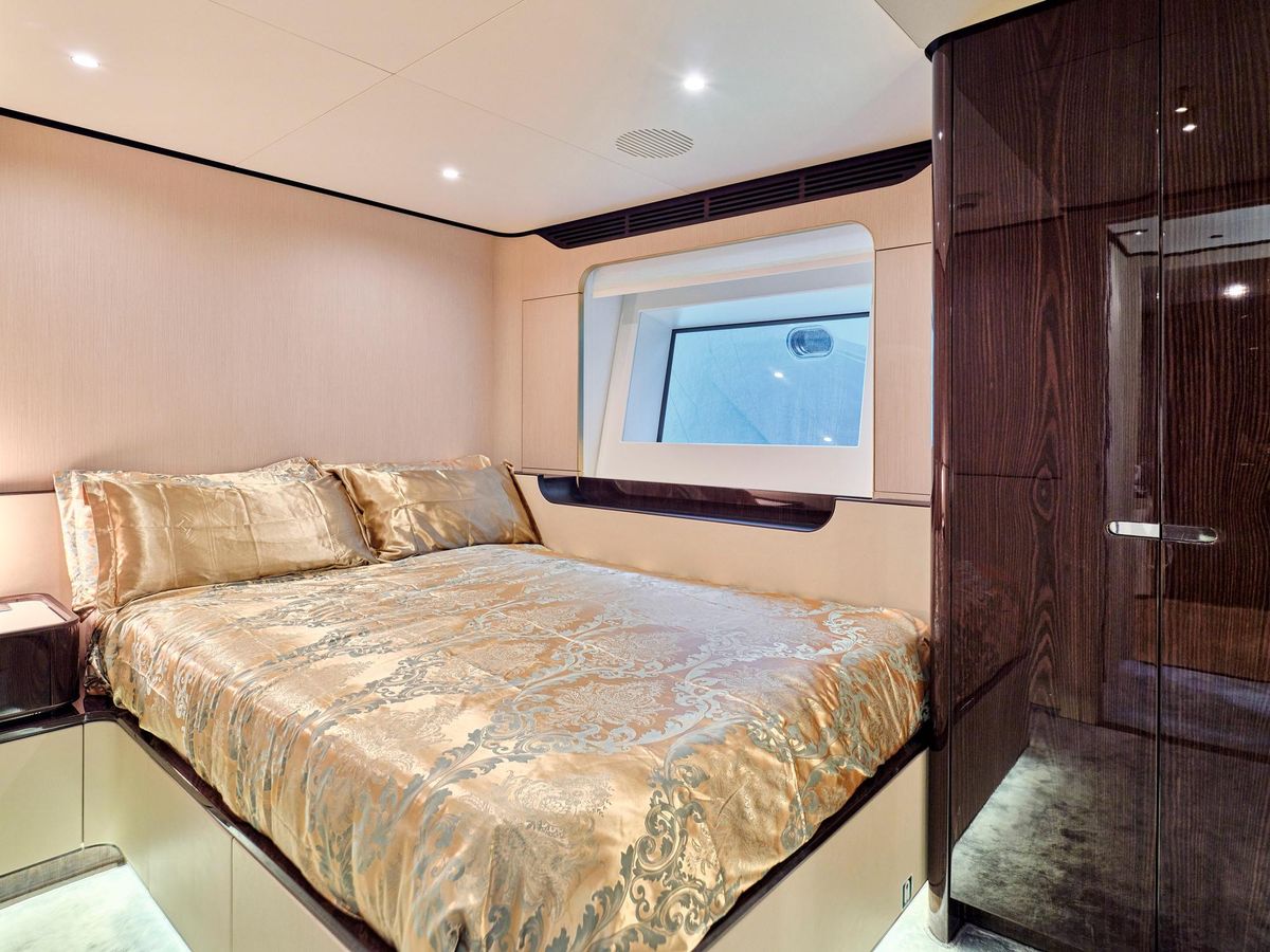 2019 Azimut 104 
