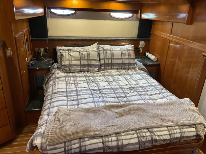  Yacht Photos Pics Luxurious bedroom interior of 2000 Carver 530 Voyager Pilothouse yacht with plaid bedding.