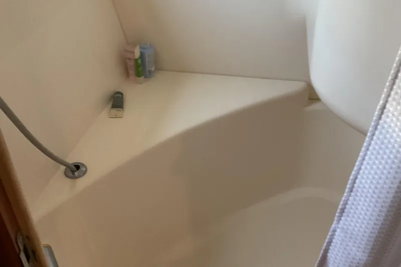  Yacht Photos Pics Shower area in 2000 Carver 530 Voyager Pilothouse with toiletries and curtain.