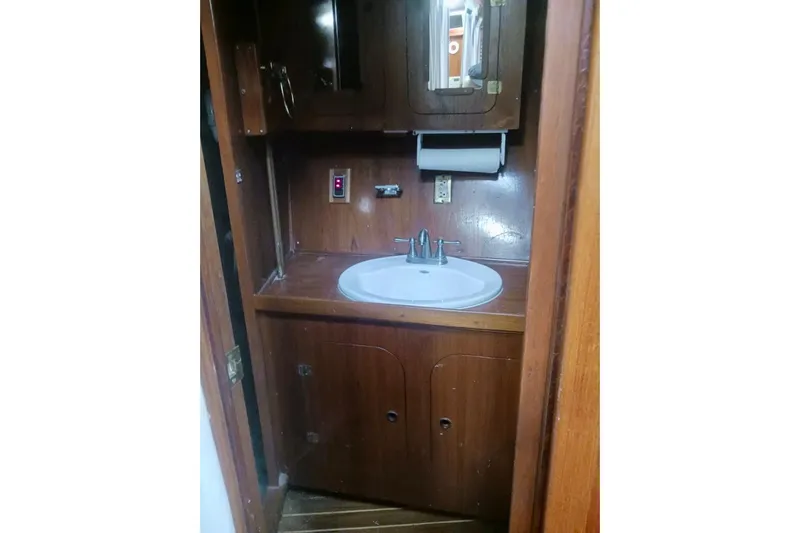 Cloud Chaser Yacht Photos Pics Wooden bathroom interior of 1997 Hike Metal Products 67-foot ketch.