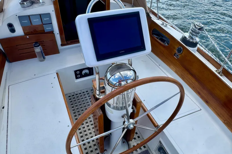 Fandango Yacht Photos Pics Hinckley Bermuda 40 MK III 1982 sailboat cockpit with wooden wheel and navigation display.