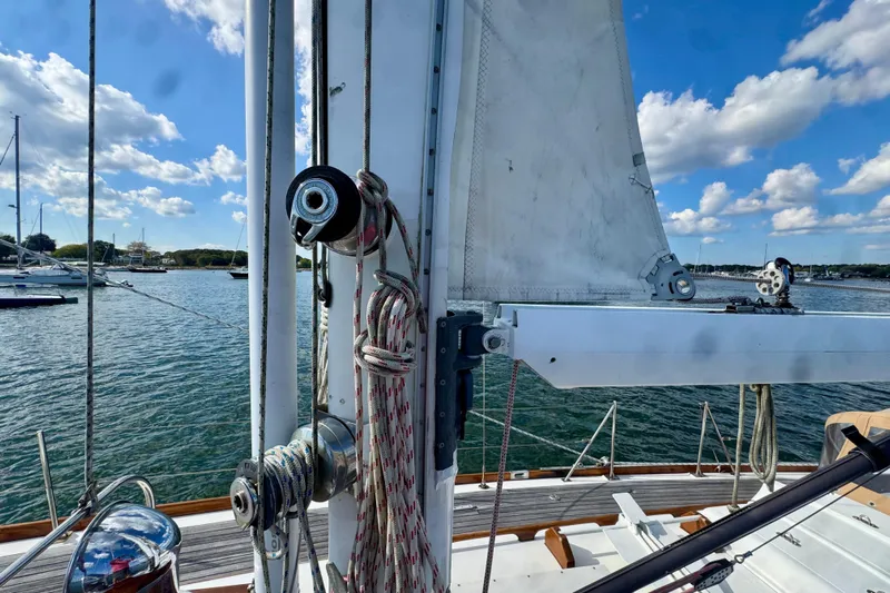 Fandango Yacht Photos Pics Hinckley Bermuda 40 MK III sailboat, 1982, with rigging and sails, on a sunny day at sea.