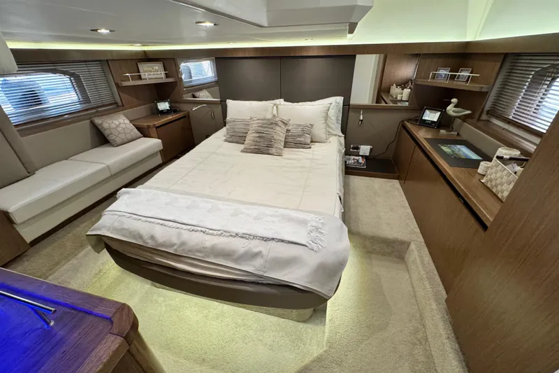 Aquaholique Yacht Photos Pics Luxurious 2017 Sea Ray Sundancer 460 yacht bedroom with elegant decor and ambient lighting.