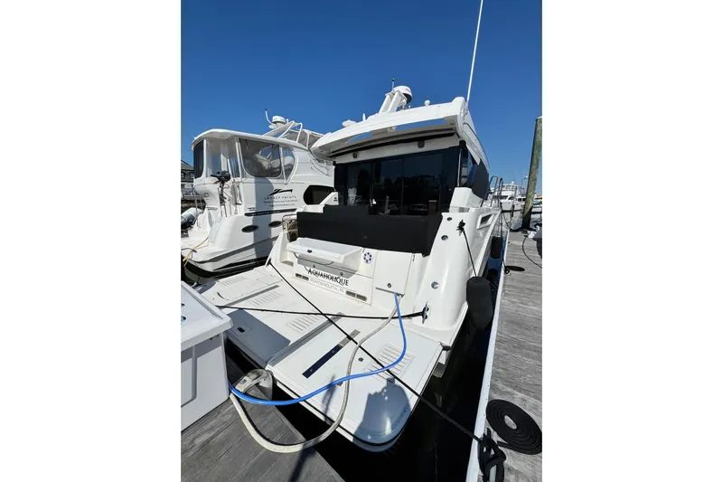 Aquaholique Yacht Photos Pics 2017 Sea Ray Sundancer 460 yacht docked at marina, rear view.