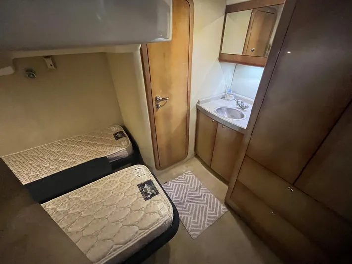  Yacht Photos Pics 2004 Regal Commodore 4260 cabin with twin beds and compact bathroom.