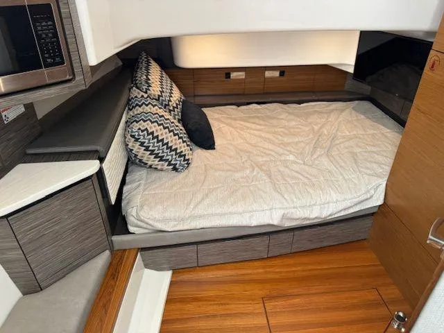  Yacht Photos Pics 2021 TIARA YACHTS 43 LS - Image 18