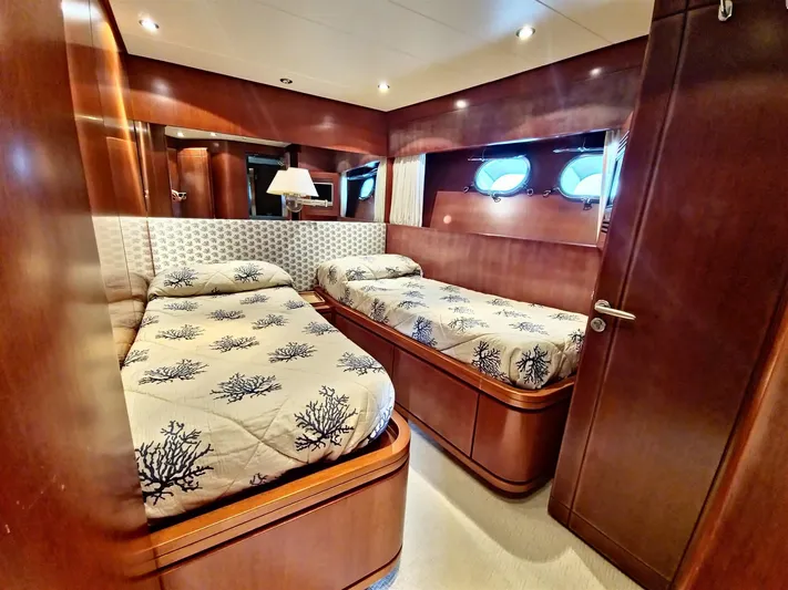  Yacht Photos Pics PHOTO-2023-09-12-19-00-57 2.jpg