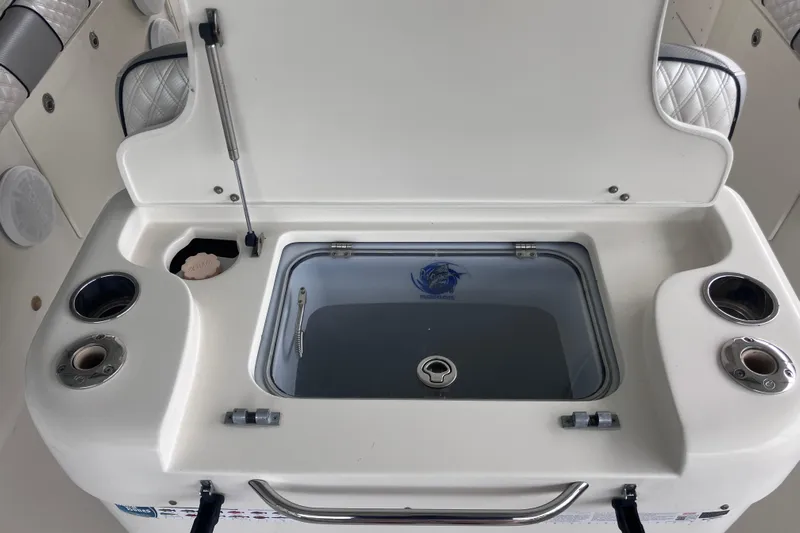  Yacht Photos Pics 2008 Hydra-Sports Vector 2900 CC boat livewell with open lid and cup holders.