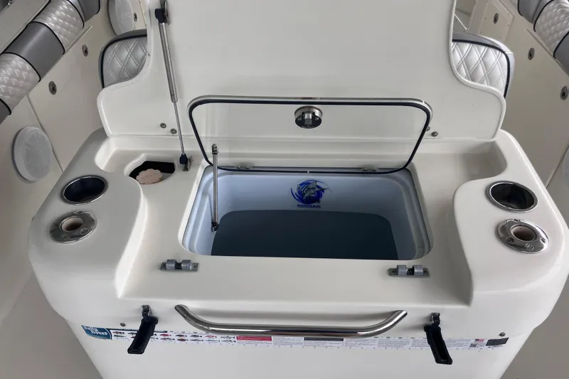  Yacht Photos Pics Livewell on 2008 Hydra-Sports Vector 2900 CC boat, featuring rod holders and storage.