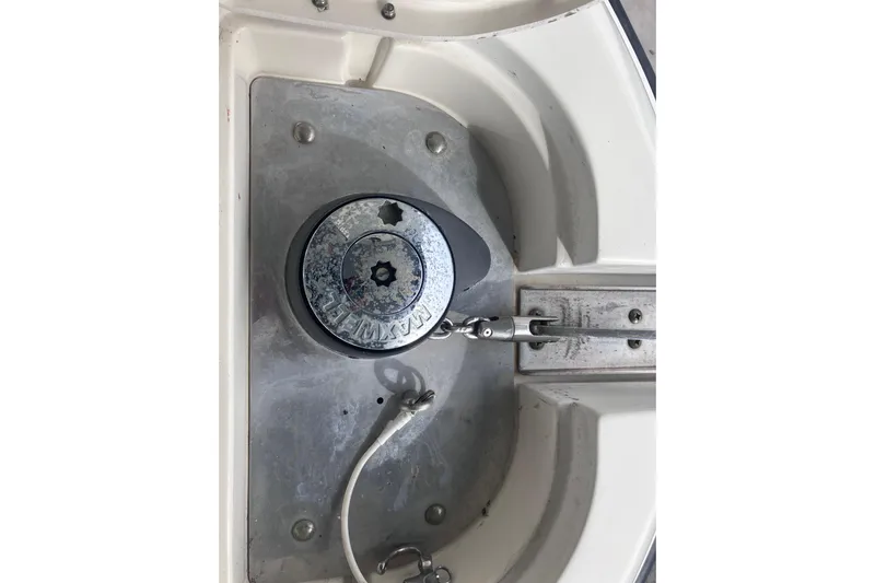  Yacht Photos Pics 2008 Hydra-Sports Vector 2900 CC boat anchor winch system close-up.