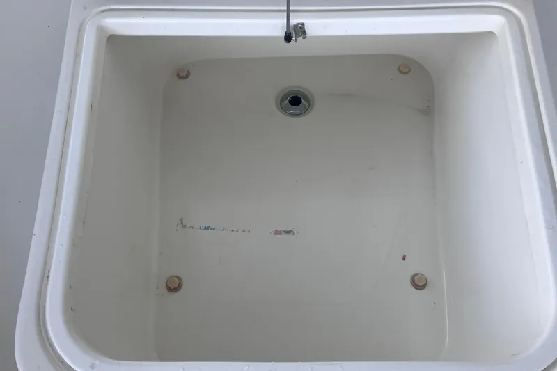  Yacht Photos Pics Livewell compartment of 2008 Hydra-Sports Vector 2900 CC boat, empty and clean.