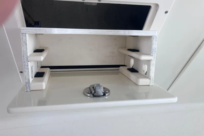  Yacht Photos Pics 2008 Hydra-Sports Vector 2900 CC storage compartment with latch, open and empty.