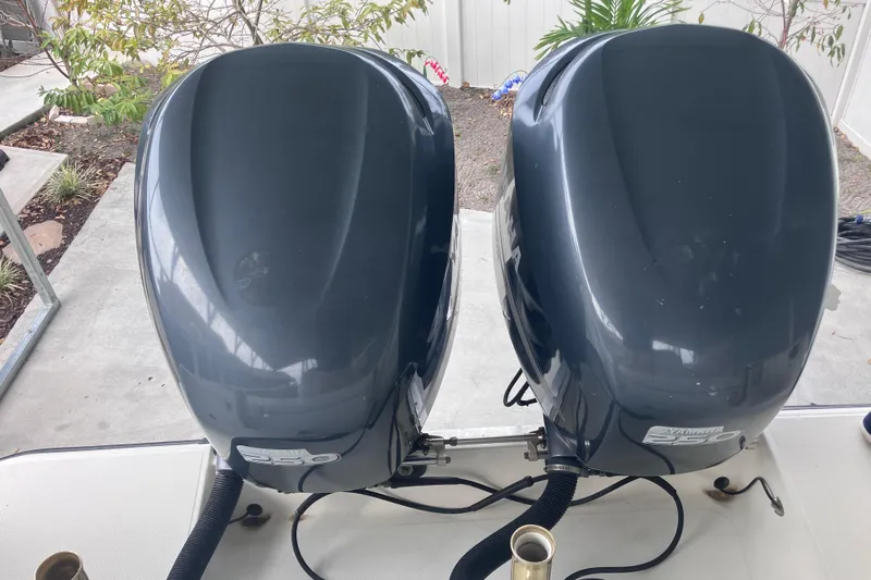  Yacht Photos Pics Twin Yamaha 250 outboard engines on a 2008 Hydra-Sports Vector 2900 CC boat.