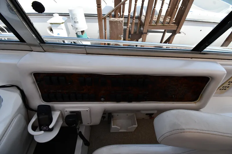  Yacht Photos Pics 1995 Sea Ray 630 Sundancer helm with control panel and seating.