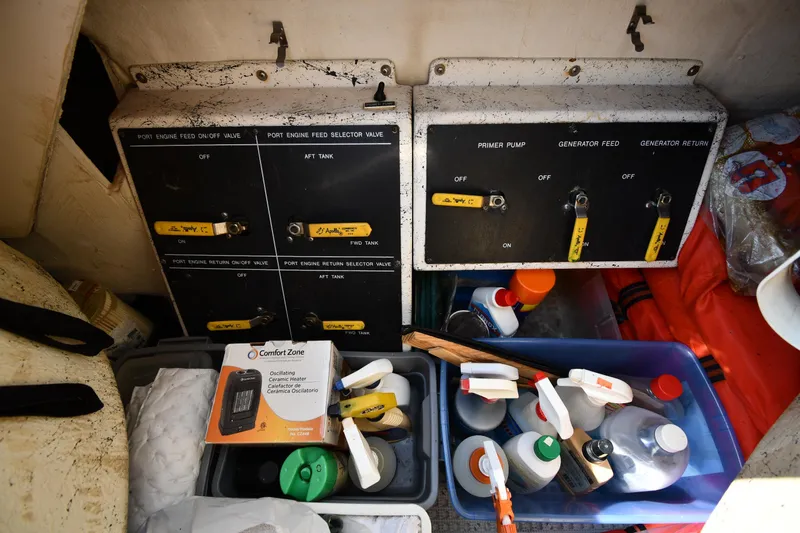  Yacht Photos Pics Control panel and storage area on a 1995 Sea Ray 630 Sundancer boat.