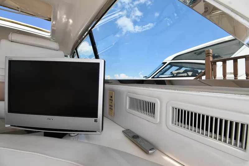  Yacht Photos Pics Interior of 1995 Sea Ray 630 Sundancer yacht with TV and remote control.