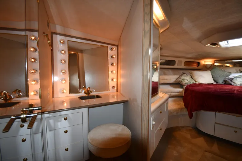  Yacht Photos Pics Luxurious 1995 Sea Ray 630 Sundancer cabin with vanity and cozy bed.