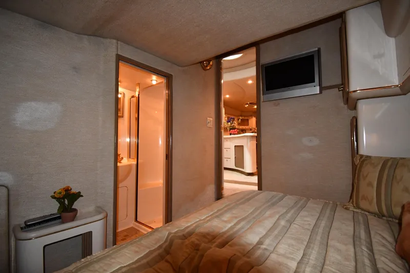  Yacht Photos Pics Interior of 1995 Sea Ray 630 Sundancer yacht with cozy bedroom and modern amenities.