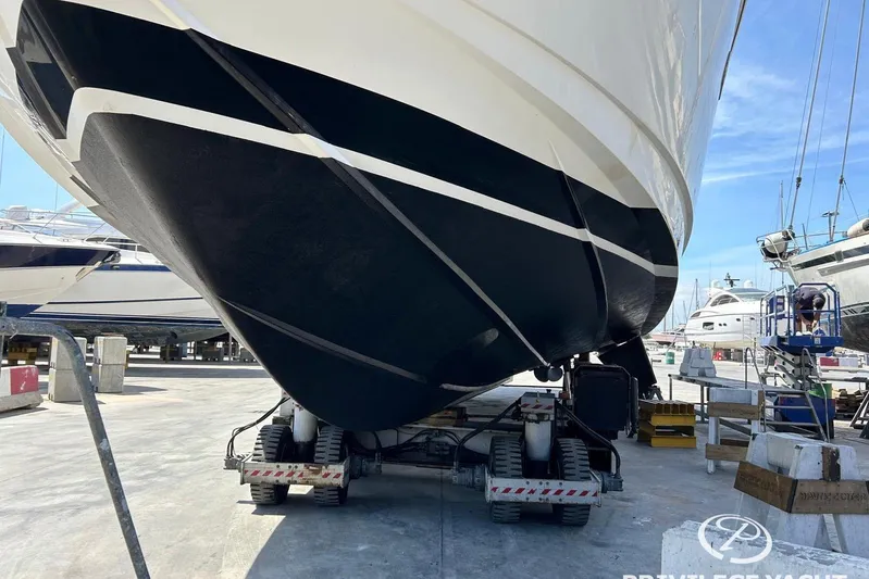  Yacht Photos Pics Monte Fino 76 yacht from 2006 on a trailer in a shipyard.