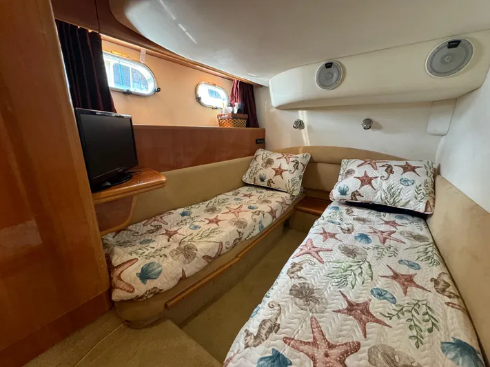 4 Aces Yacht Photos Pics Twin cabin in 2001 Viking Princess 45 Flybridge yacht with starfish-themed bedding.