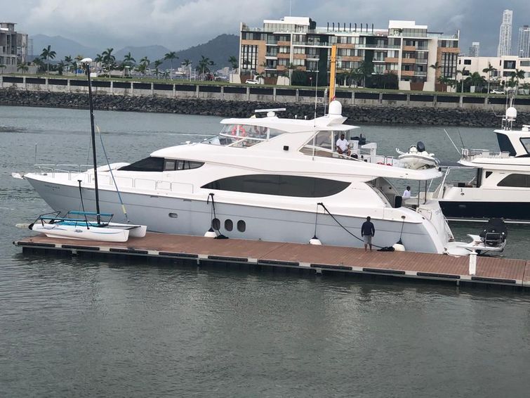 2011-80-hatteras-80-motor-yacht
