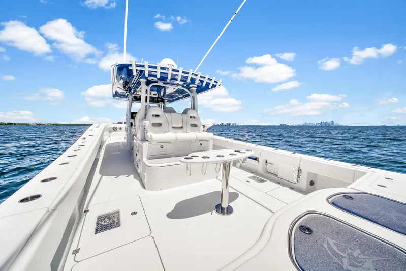  Yacht Photos Pics 2023 Freeman 47 boat on open water, featuring spacious deck and seating under clear blue sky.