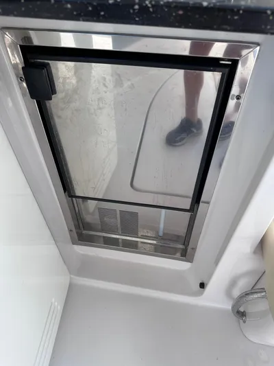 Zincohvid Yacht Photos Pics Stainless steel door on 2008 Four Winns V458 yacht, reflecting interior details.