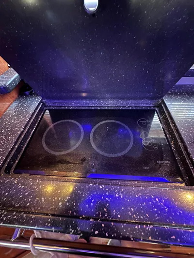 Zincohvid Yacht Photos Pics 2008 Four Winns V458 boat kitchen with a Kenyon electric cooktop.