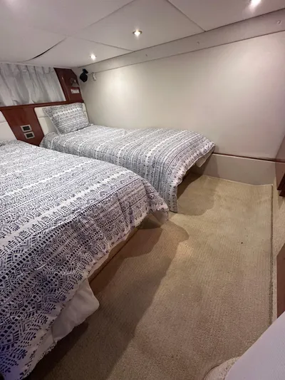 Zincohvid Yacht Photos Pics Interior of 2008 Four Winns V458 yacht with twin beds and patterned bedding.